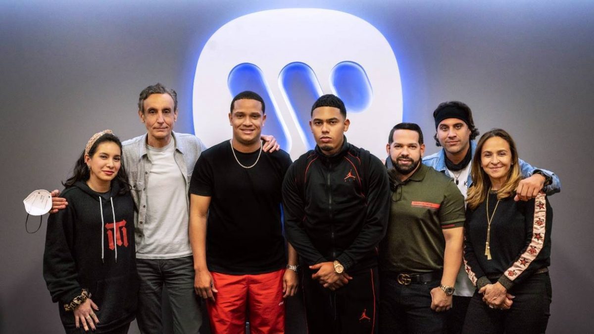 Myke Towers firma contrato global con Warner Music Latina y Warner Records